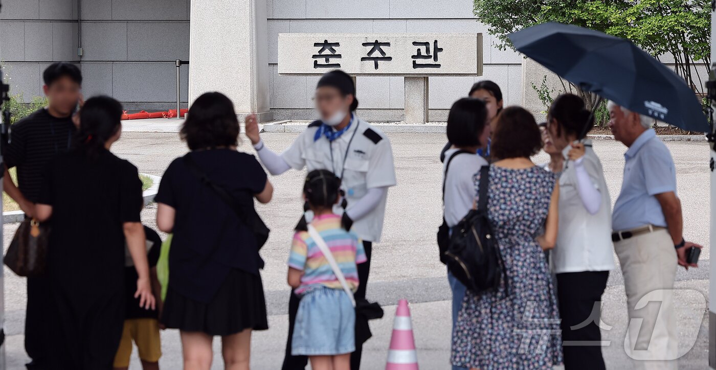 본문 이미지 - 청와대 관람 일시 종료를 이틀 앞둔 30일 오후 서울 종로구 청와대 춘추문으로 관람객들이 입장하고 있다.   2025.7.30/뉴스1 ⓒ News1 김진환 기자