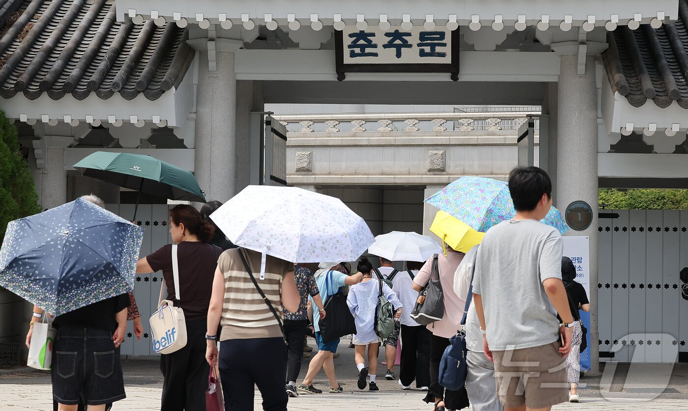본문 이미지 - 청와대 관람 일시 종료를 이틀 앞둔 30일 오후 서울 종로구 청와대 춘추문으로 관람객들이 입장하고 있다.  2025.7.30/뉴스1 ⓒ News1 김진환 기자