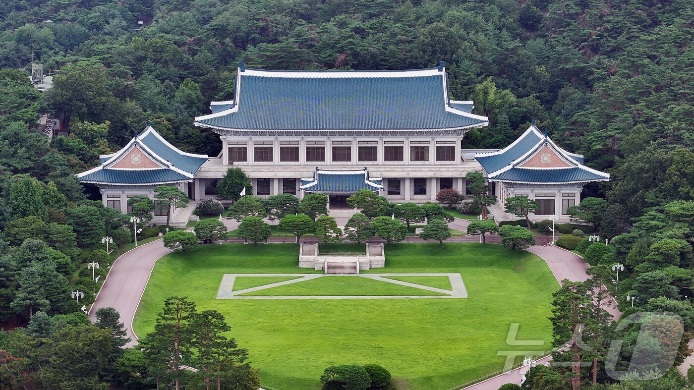 본문 이미지 - 이재명 대통령이 청와대로 집무실 복귀를 예고한 가운데 오는 8월 1일부터 보안·안전 점검 등 준비작업을 위해 관람이 임시 중단된다. 사진은 30일 서울 종로구 세종로 청와대 본관. 2025.7.30/뉴스1 ⓒ News1 김진환 기자