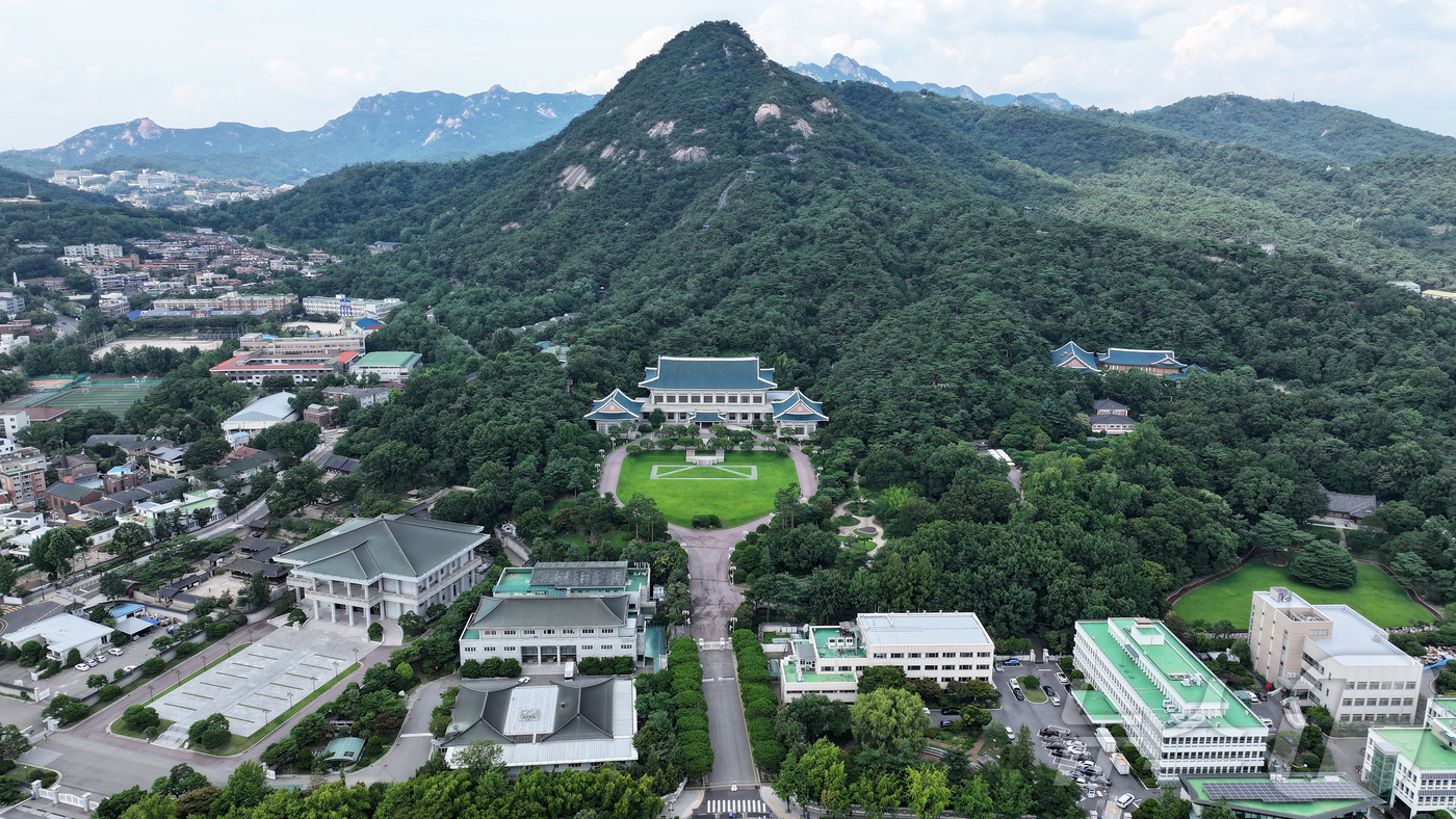 (서울=뉴스1) 김진환 기자 = 이재명 대통령이 청와대로 집무실 복귀를 예고한 가운데 오는 8월 1일부터 보안·안전 점검 등 준비작업을 위해 관람이 임시 중단된다.사진은 30일 서 …