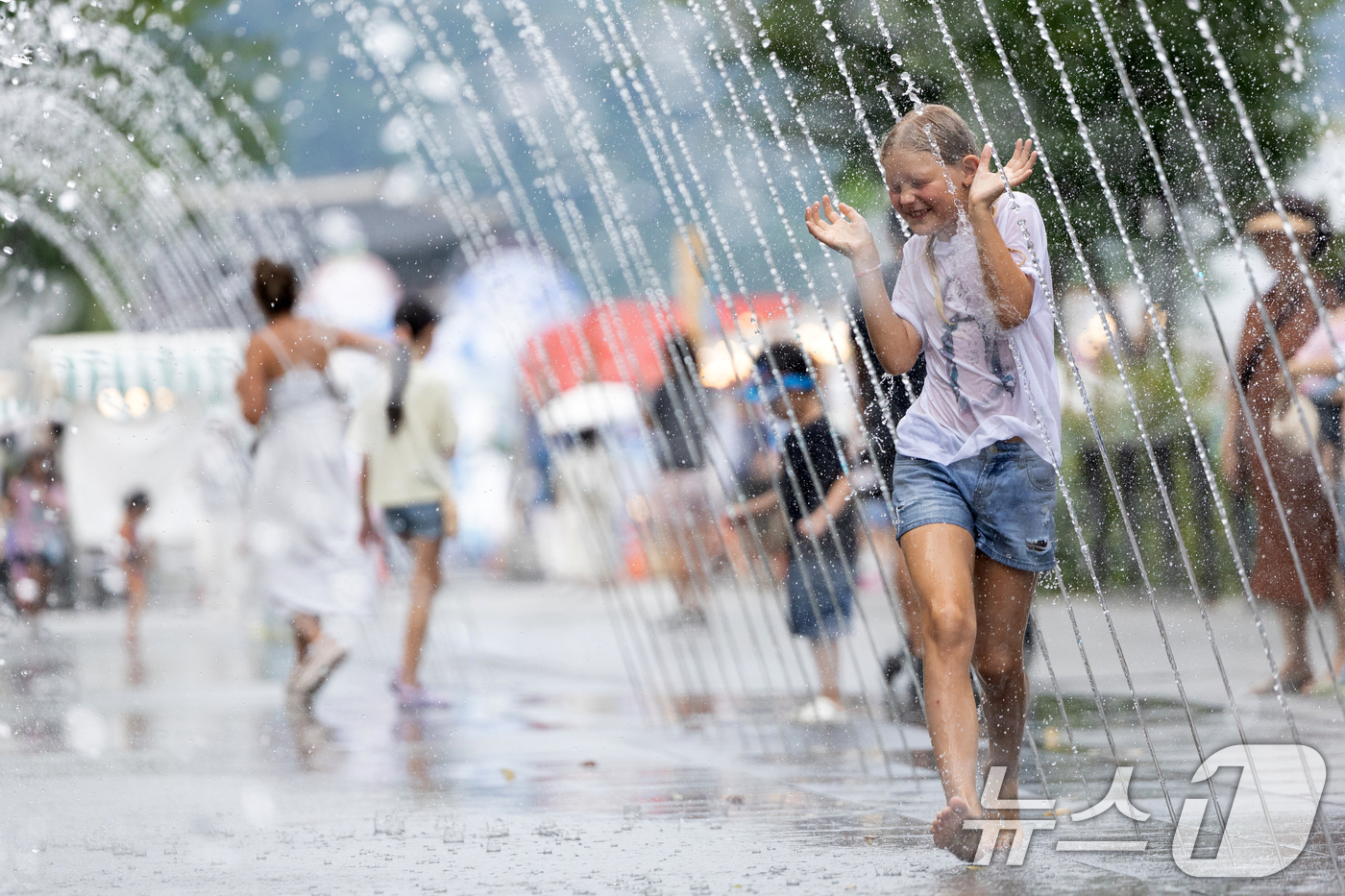 (서울=뉴스1) 이승배 기자 = 전국에 폭염특보가 발효되는 등 무더위가 이어지고 있는 30일 오후 서울 세종대로 광화문광장 분수대를 찾은 아이들이 더위를 식히고 있다. 2025.7 …