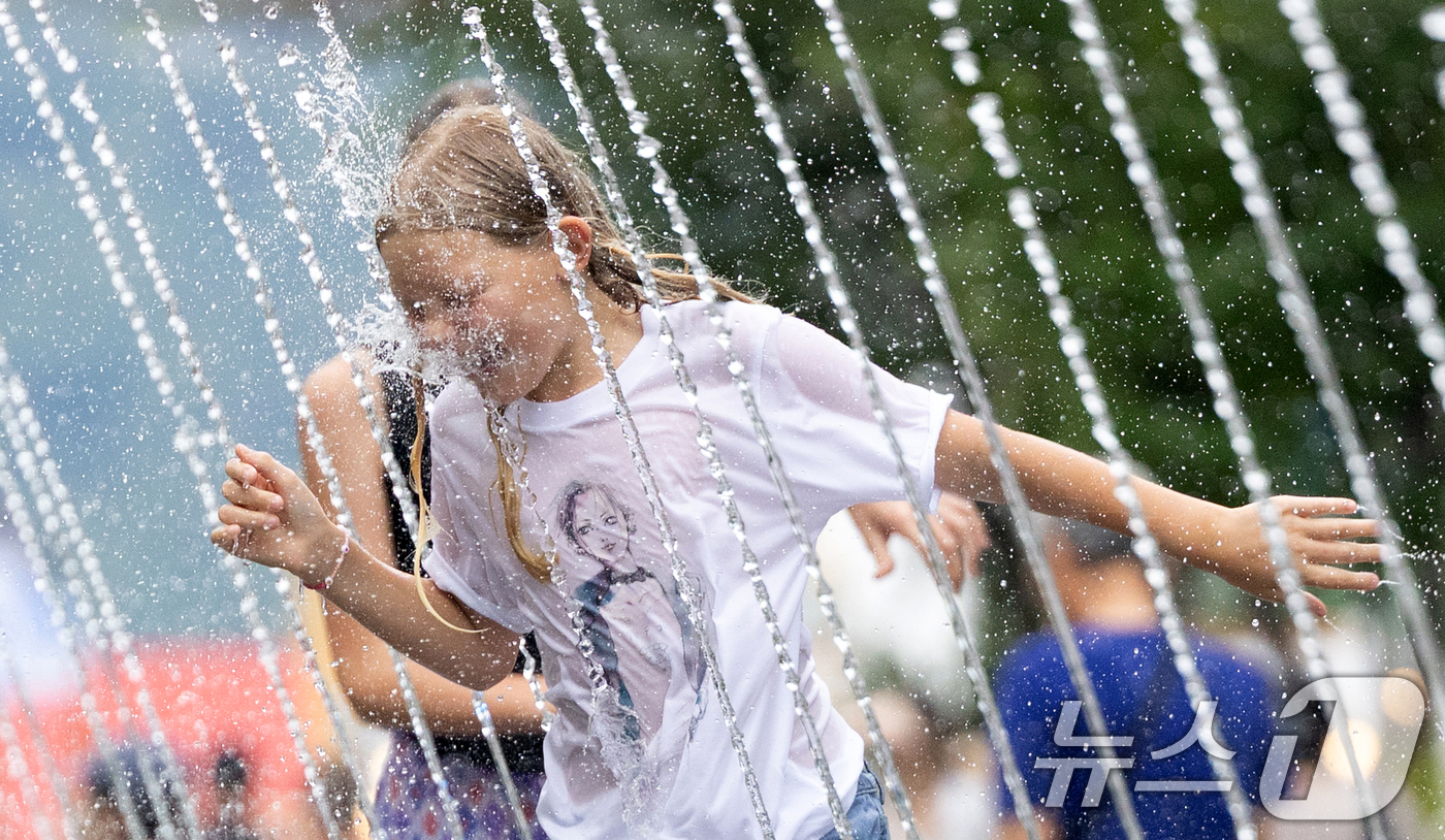 (서울=뉴스1) 이승배 기자 = 전국에 폭염특보가 발효되는 등 무더위가 이어지고 있는 30일 오후 서울 세종대로 광화문광장 분수대를 찾은 아이들이 더위를 식히고 있다. 2025.7 …