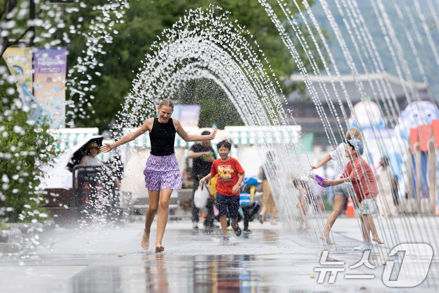 (서울=뉴스1) 이승배 기자 = 전국에 폭염특보가 발효되는 등 무더위가 이어지고 있는 30일 오후 서울 세종대로 광화문광장 분수대를 찾은 아이들이 더위를 식히고 있다. 2025.7 …
