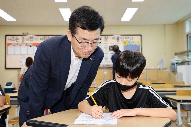 본문 이미지 - 여름방학 학력도약 교실 찾은 윤건영 충북교육감.(충북교육청 제공. 재판매 및 DB금지)/뉴스1