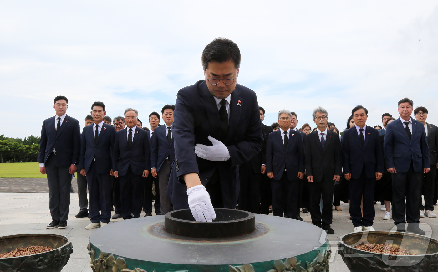 (제주=뉴스1) 오미란 기자 = 더불어민주당 대표 선거에 출마한 박찬대 의원이 30일 오후 제주시 봉개동 제주4·3평화공원 위령제단 앞에서 분향하고 있다. 2025.7.30/뉴스1 …