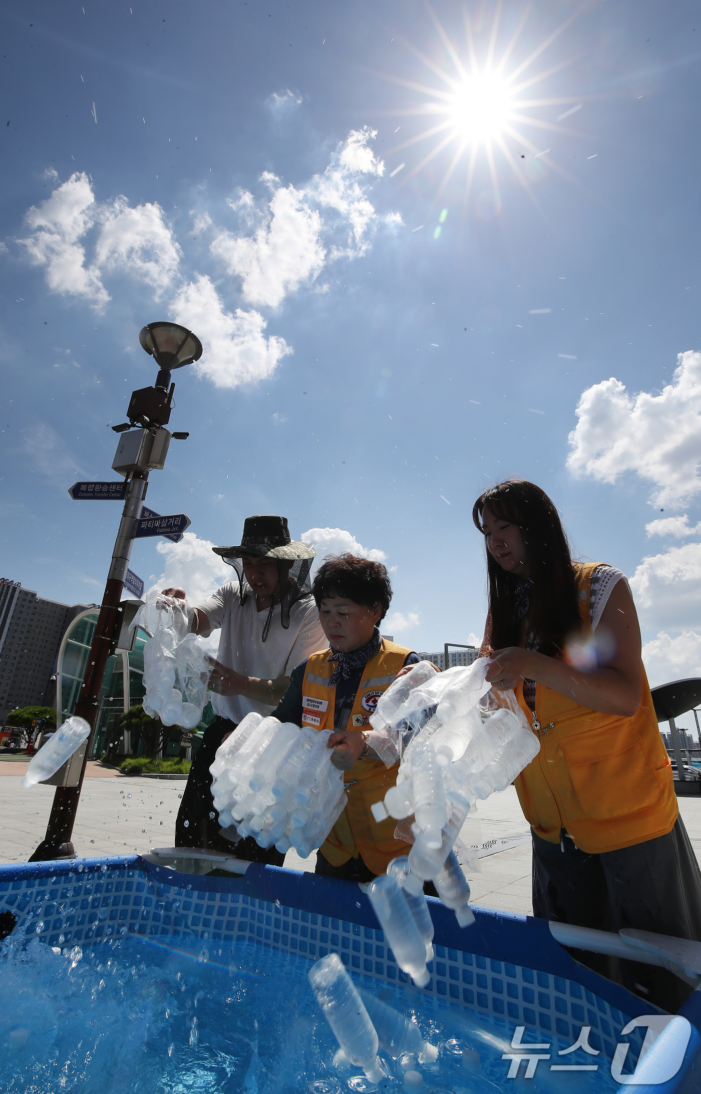 (대구=뉴스1) 공정식 기자 = 삼복더위가 절정에 달한다는 중복을 맞아 30일 오후 대구 동구 동대구역 광장에서 열린 '건강한 여름나기 캠페인'에 참여한 봉사자들이 시민들에게 나눠 …