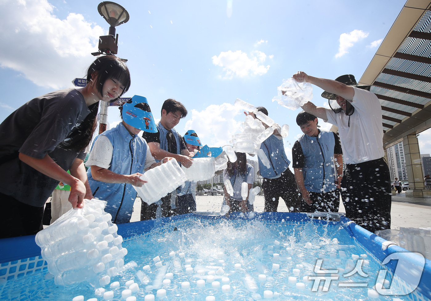 (대구=뉴스1) 공정식 기자 = 삼복더위가 절정에 달한다는 중복을 맞아 30일 오후 대구 동구 동대구역 광장에서 열린 '건강한 여름나기 캠페인'에 참여한 봉사자들이 시민들에게 나눠 …