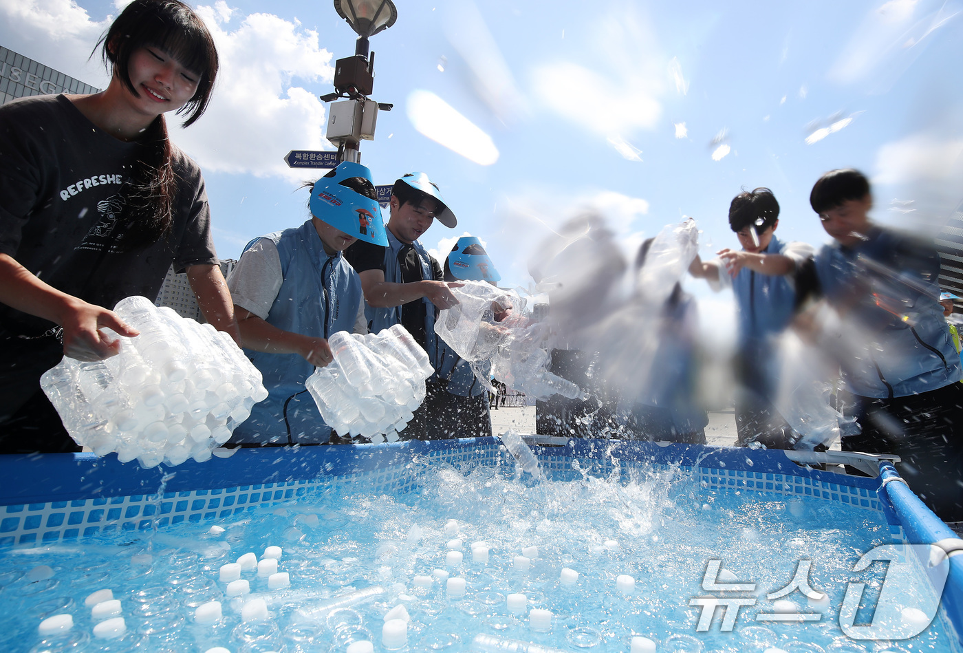 (대구=뉴스1) 공정식 기자 = 삼복더위가 절정에 달한다는 중복을 맞아 30일 오후 대구 동구 동대구역 광장에서 열린 '건강한 여름나기 캠페인'에 참여한 봉사자들이 시민들에게 나눠 …