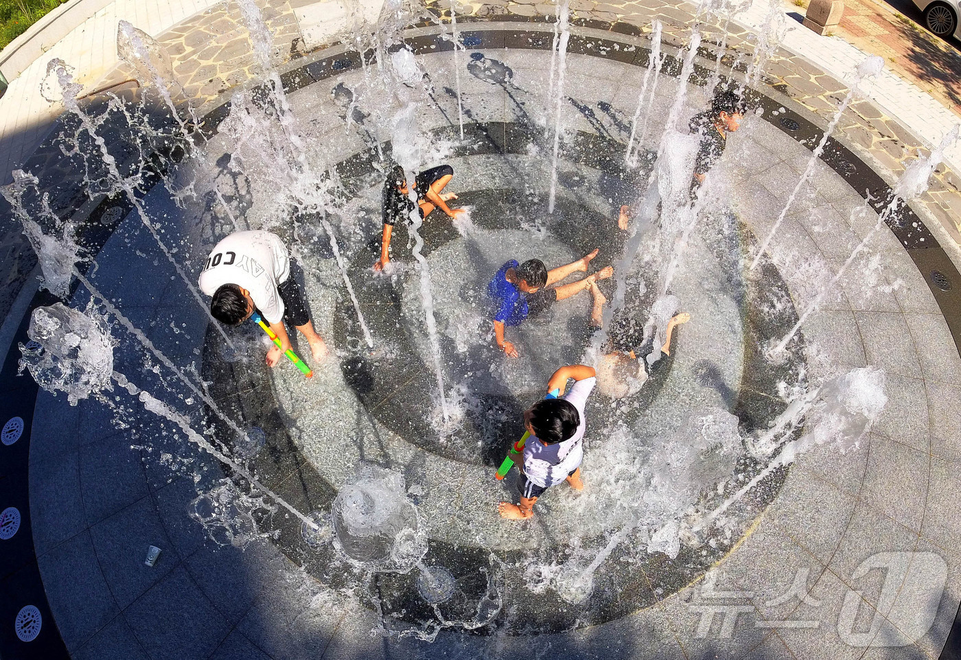 (광주=뉴스1) 박지현 기자 = 찜통 더위가 이어지고 있는 30일 광주 북구 일곡동 들샘 어린이공원 바닥분수에서 아이들이 물놀이를 하며 더위를 식히고 있다.(광주 북구 제공. 재판 …