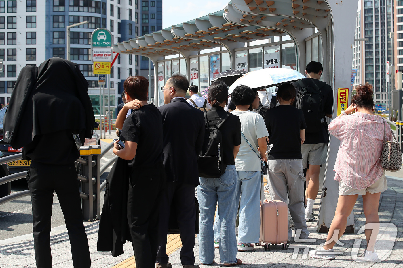 (대구=뉴스1) 공정식 기자 = 삼복더위가 절정에 달한다는 중복인 30일 오후 뙤약볕이 내리쬐는 대구 동구 동대구역 택시승강장에서 시민들이 줄지어 택시를 기다리고 있다. 2025. …