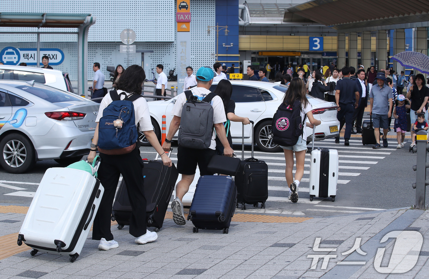 (대구=뉴스1) 공정식 기자 = 삼복더위가 절정에 달한다는 중복인 30일 오후 본격적인 휴가철을 맞은 대구 동구 동대구역 주변이 이용객으로 붐비고 있다. 2025.7.30/뉴스1