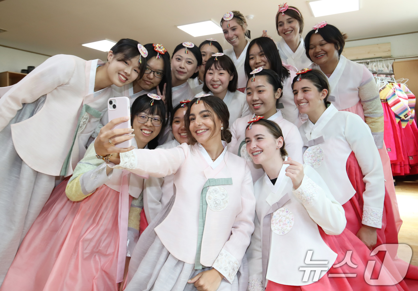 (부산=뉴스1) 윤일지 기자 = 30일 부산 기장군 기장문화예절학교에서 열린 국립부경대학교 부경국제계절학기에 참가한 외국인 학생들이 한복을 곱게 차려입고 전통문화를 체험하며 셀카를 …