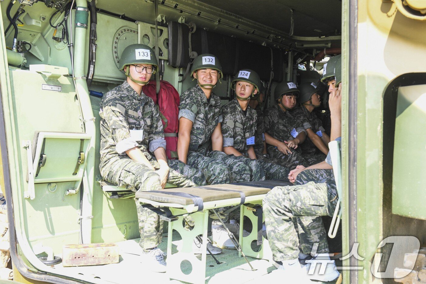 본문 이미지 - 해병대는 지난 28일부터 4박 5일간 경북 포항의 훈련장 일대에서 전국 중·고교생과 대학생, 일반인, 재외동포 청소년 등 300여 명을 대상으로 &#39;25년 여름 해병대 캠프&#39;를 실시 중이라고 30일 밝혔다. 30일 해병대캠프 참가자들이 KAVV 탑승 체험을 하고 있다. &#40;해병대 제공. 재판매 및 DB 금지&#41; 2025.7.30/뉴스1