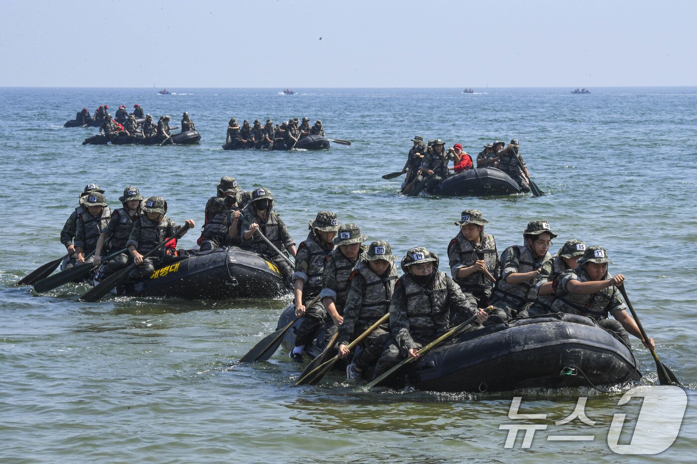 본문 이미지 - 해병대는 지난 28일부터 4박 5일간 경북 포항의 훈련장 일대에서 전국 중·고교생과 대학생, 일반인, 재외동포 청소년 등 300여 명을 대상으로 &#39;25년 여름 해병대 캠프&#39;를 실시 중이라고 30일 밝혔다. 30일 해병대캠프 참가자들이 IBS 해상기동을 하고 있다. &#40;해병대 제공. 재판매 및 DB 금지&#41; 2025.7.30/뉴스1