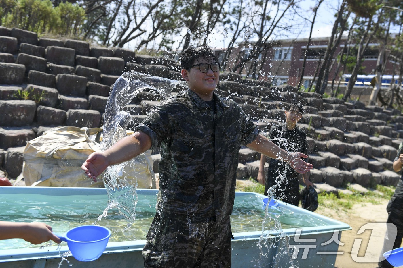 (서울=뉴스1) = 해병대는 지난 28일부터 4박 5일간 경북 포항의 훈련장 일대에서 전국 중·고교생과 대학생, 일반인, 재외동포 청소년 등 300여 명을 대상으로 '25년 여름 …