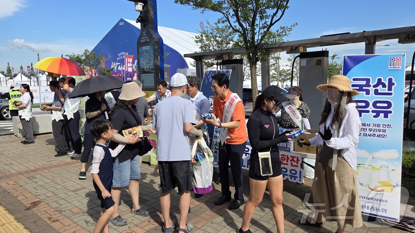 (보령=뉴스1) 이동원 기자 = 충남세종농협과 (사)나눔축산운동 충남도지부는 지난 26일 도내 여름철 최대 축제인 보령머드축제에서 축제에 참가한 방문객들을 대상으로 국산 원유로 만 …