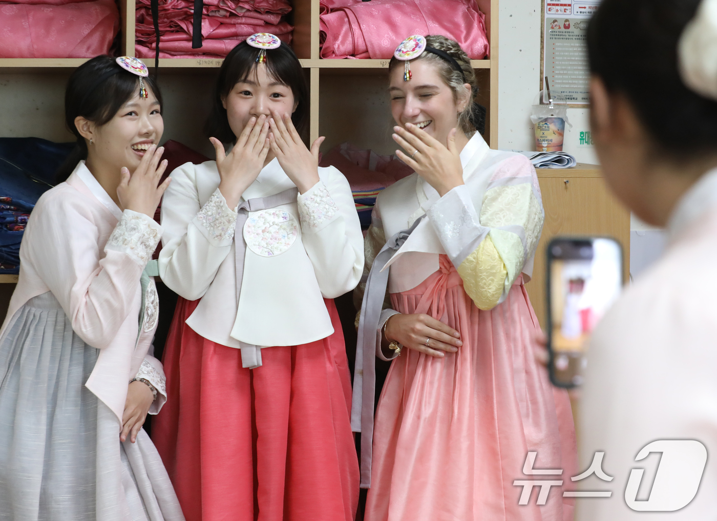 (부산=뉴스1) 윤일지 기자 = 30일 부산 기장군 기장문화예절학교에서 열린 국립부경대학교 부경국제계절학기에 참가한 외국인 학생들이 한복을 곱게 차려입고 전통문화를 체험하며 셀카를 …