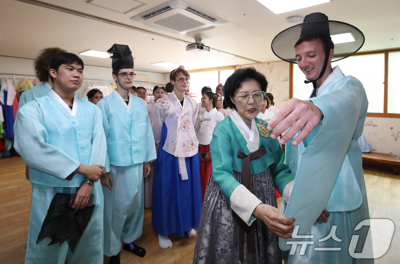 (부산=뉴스1) 윤일지 기자 = 30일 부산 기장군 기장문화예절학교에서 열린 국립부경대학교 부경국제계절학기에 참가한 외국인 학생들이 한복을 곱게 차려입고 전통문화 체험을 하고 있다 …