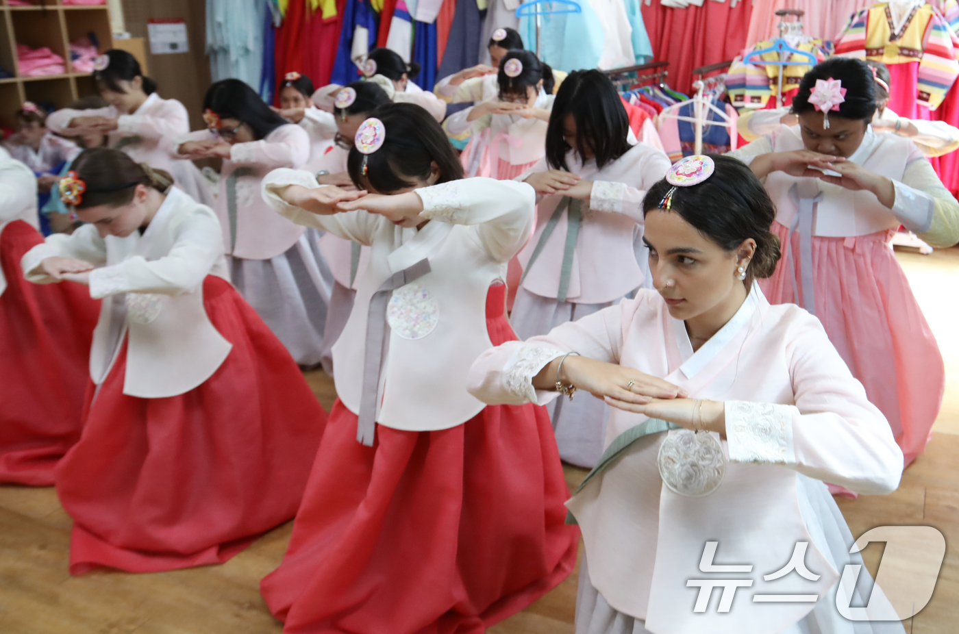 (부산=뉴스1) 윤일지 기자 = 30일 부산 기장군 기장문화예절학교에서 열린 국립부경대학교 부경국제계절학기에 참가한 외국인 학생들이 한복을 곱게 차려입고 전통문화 체험을 하고 있다 …