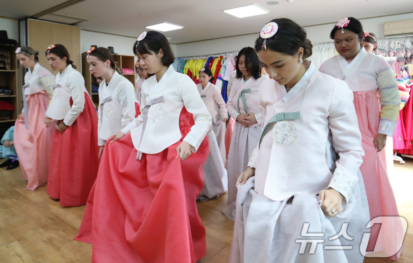 (부산=뉴스1) 윤일지 기자 = 30일 부산 기장군 기장문화예절학교에서 열린 국립부경대학교 부경국제계절학기에 참가한 외국인 학생들이 한복을 곱게 차려입고 전통문화 체험을 하고 있다 …
