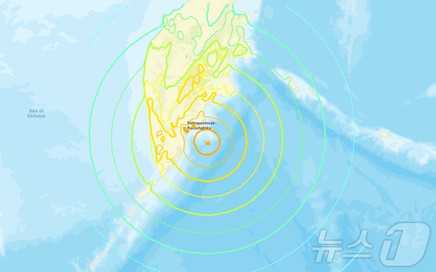 본문 이미지 - 미국 지질조사국&#40;USGS&#41;이 제공한 이 이미지는 2025년 7월 30일 러시아 극동 해역에서 발생한 규모 8.8 지진의 진앙을 보여준다. 이 지진으로 태평양 전역에 최대 4m 높이의 쓰나미가 발생했으며, 하와이에서 일본에 이르는 지역에서 대피령이 내려졌다. 2025.7.30 ⓒ AFP=뉴스1 ⓒ News1 강민경 기자 ⓒ AFP=뉴스1 ⓒ News1 박세연 기자