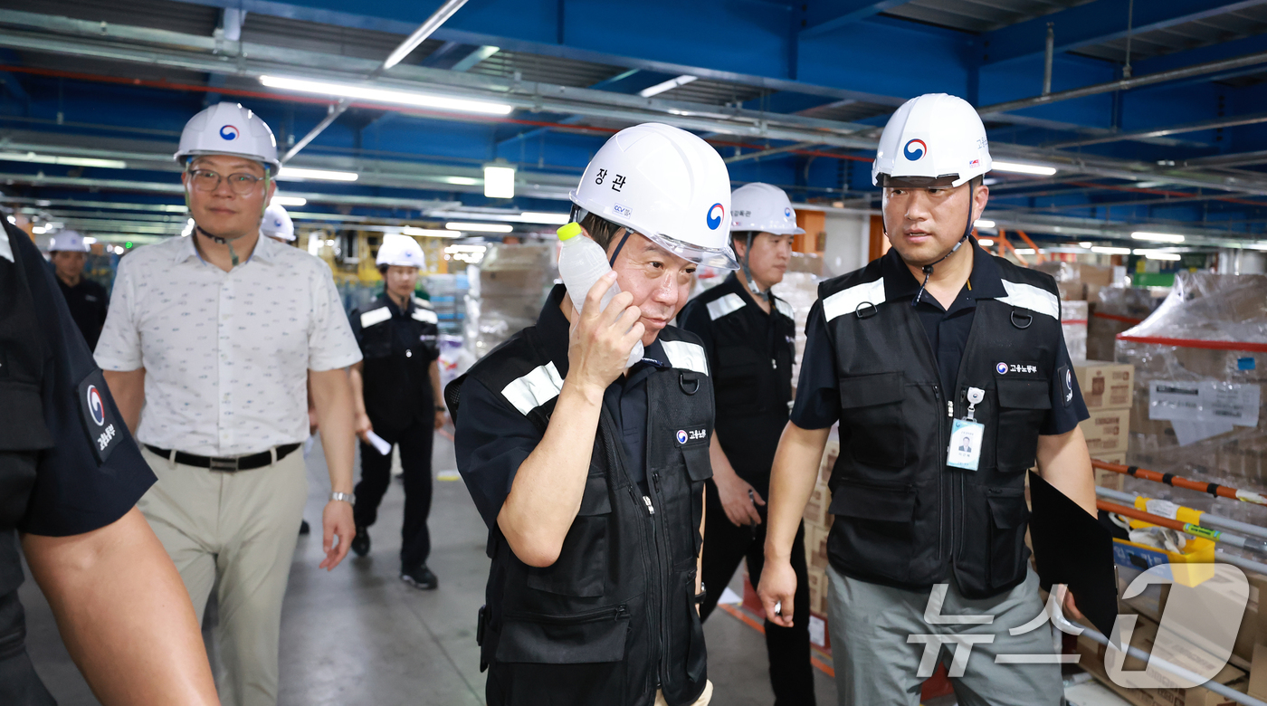 (서울=뉴스1) = 김영훈 고용노동부 장관이 30일 경기 화성시 쿠팡 동탄물류센터를 불시 방문해 폭염 속 노동자들의 작업 및 휴식 환경을 점검하고 있다. (고용노동부 제공. 재판매 …