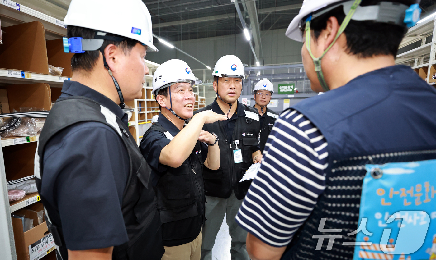 (서울=뉴스1) = 김영훈 고용노동부 장관이 30일 경기 화성시 쿠팡 동탄물류센터를 불시 방문해 폭염 속 노동자들의 작업 및 휴식 환경을 점검하고 있다. (고용노동부 제공. 재판매 …