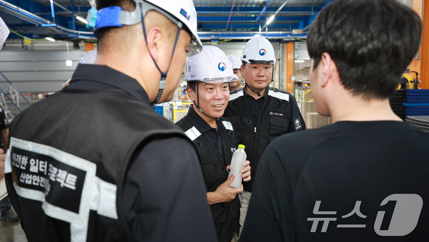 (서울=뉴스1) = 김영훈 고용노동부 장관이 30일 경기 화성시 쿠팡 동탄물류센터를 불시 방문해 폭염 속 노동자들의 작업 및 휴식 환경을 점검하고 있다. (고용노동부 제공. 재판매 …
