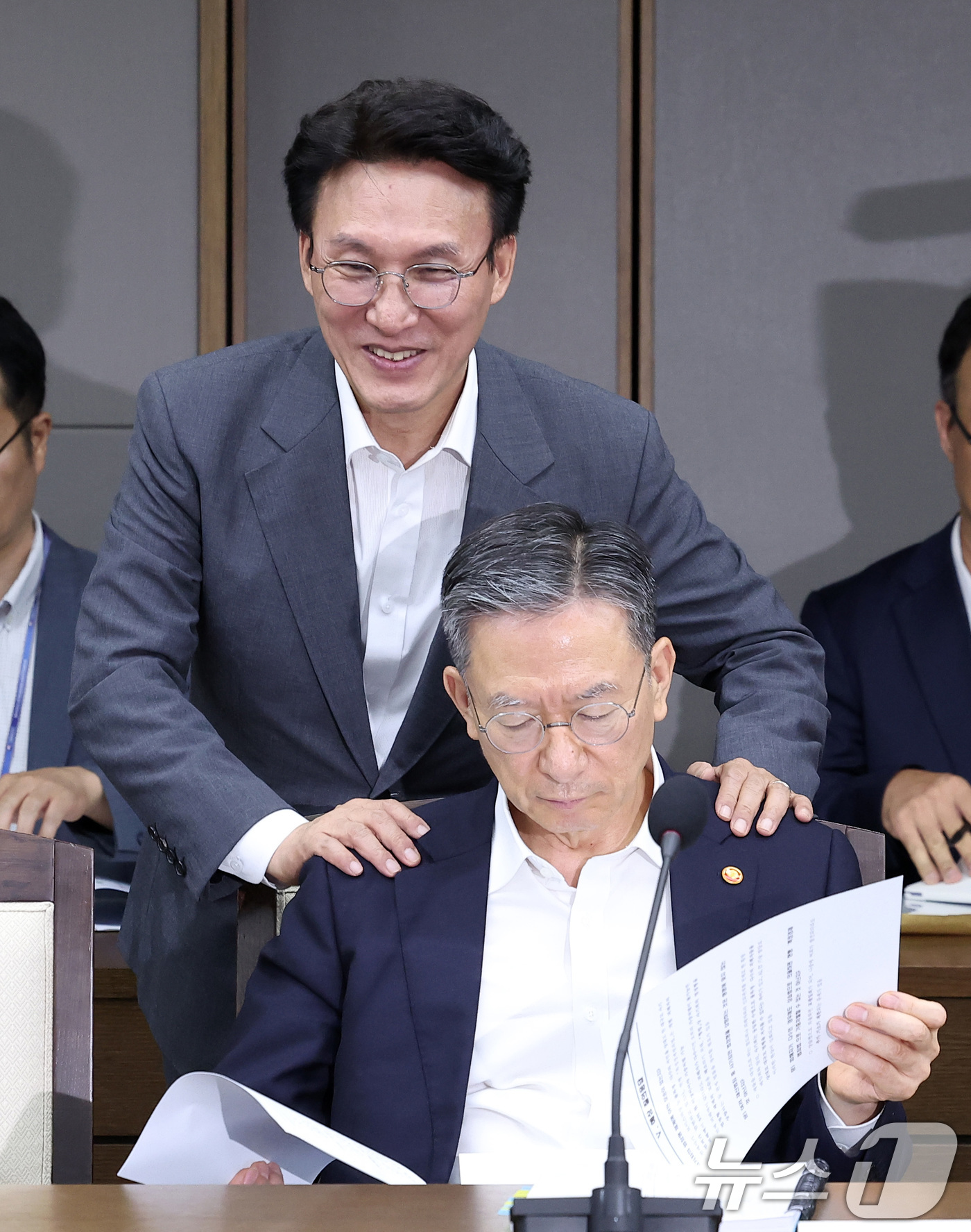 (세종=뉴스1) 김성진 기자 = 김민석 국무총리가 30일 정부세종청사에서 열린 국정현안 관계장관회의에 앞서 정성호 법무부 장관과 인사하고 있다. 2025.7.30/뉴스1