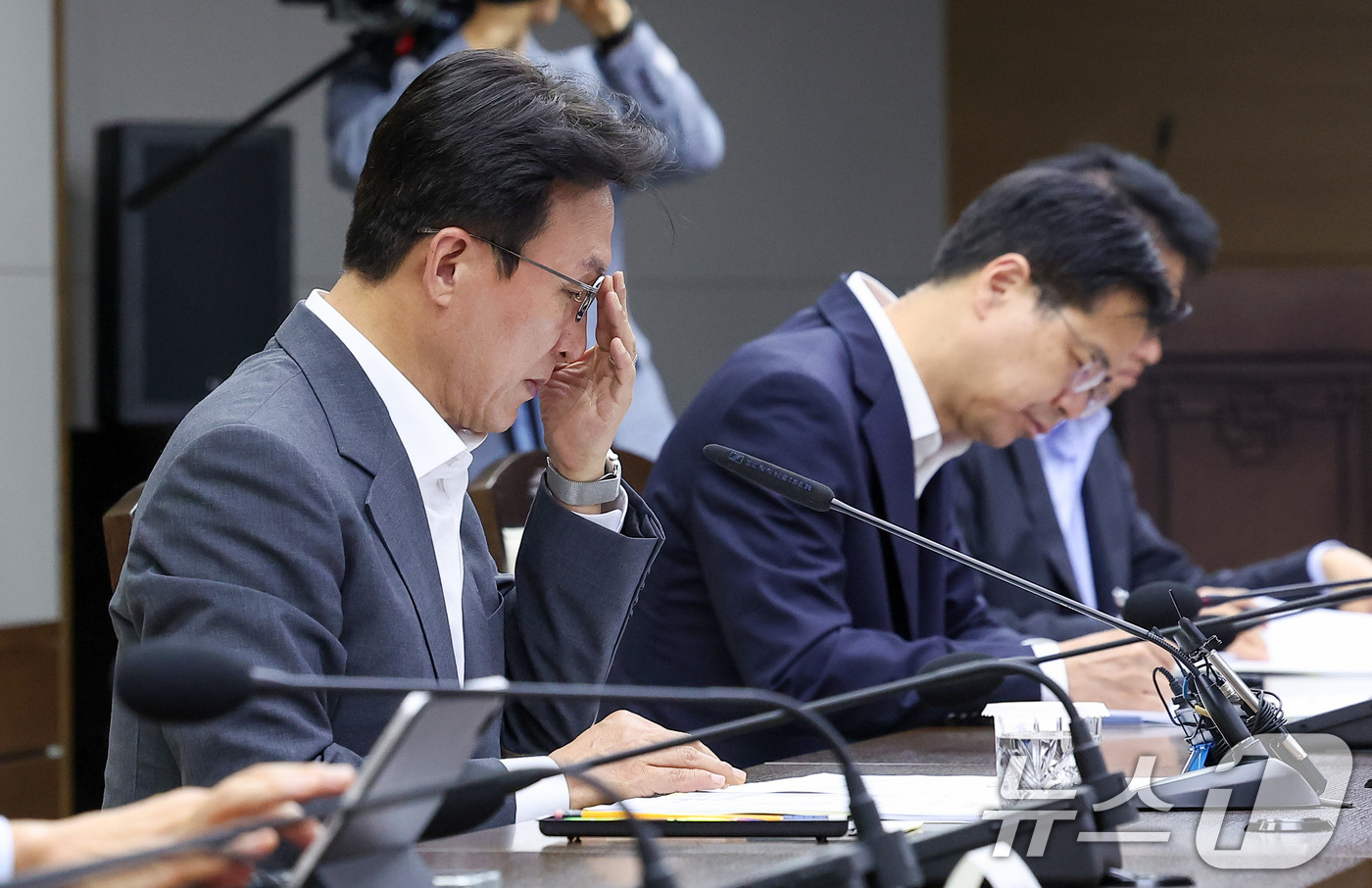 (세종=뉴스1) 김성진 기자 = 김민석 국무총리가 30일 정부세종청사에서 열린 국정현안 관계장관회의에서 안경을 올리고 있다. 2025.7.30/뉴스1