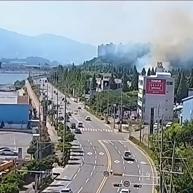 여수 신월동 폐목재 야적장서 불…2시간째 진화