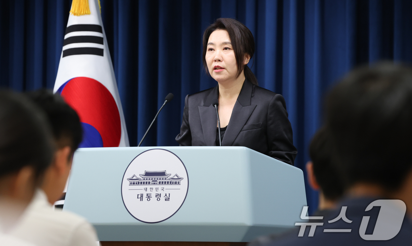 (서울=뉴스1) 허경 기자 = 강유정 대통령실 대변인이 30일 서울 용산 대통령실 청사에서 스가 전 일본 총리 접견 관련 브리핑을 하고 있다. 2025.7.30/뉴스1