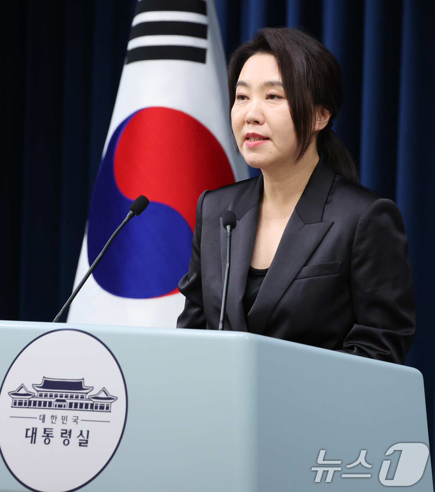 (서울=뉴스1) 허경 기자 = 강유정 대통령실 대변인이 30일 서울 용산 대통령실 청사에서 스가 전 일본 총리 접견 관련 브리핑을 하고 있다. 2025.7.30/뉴스1