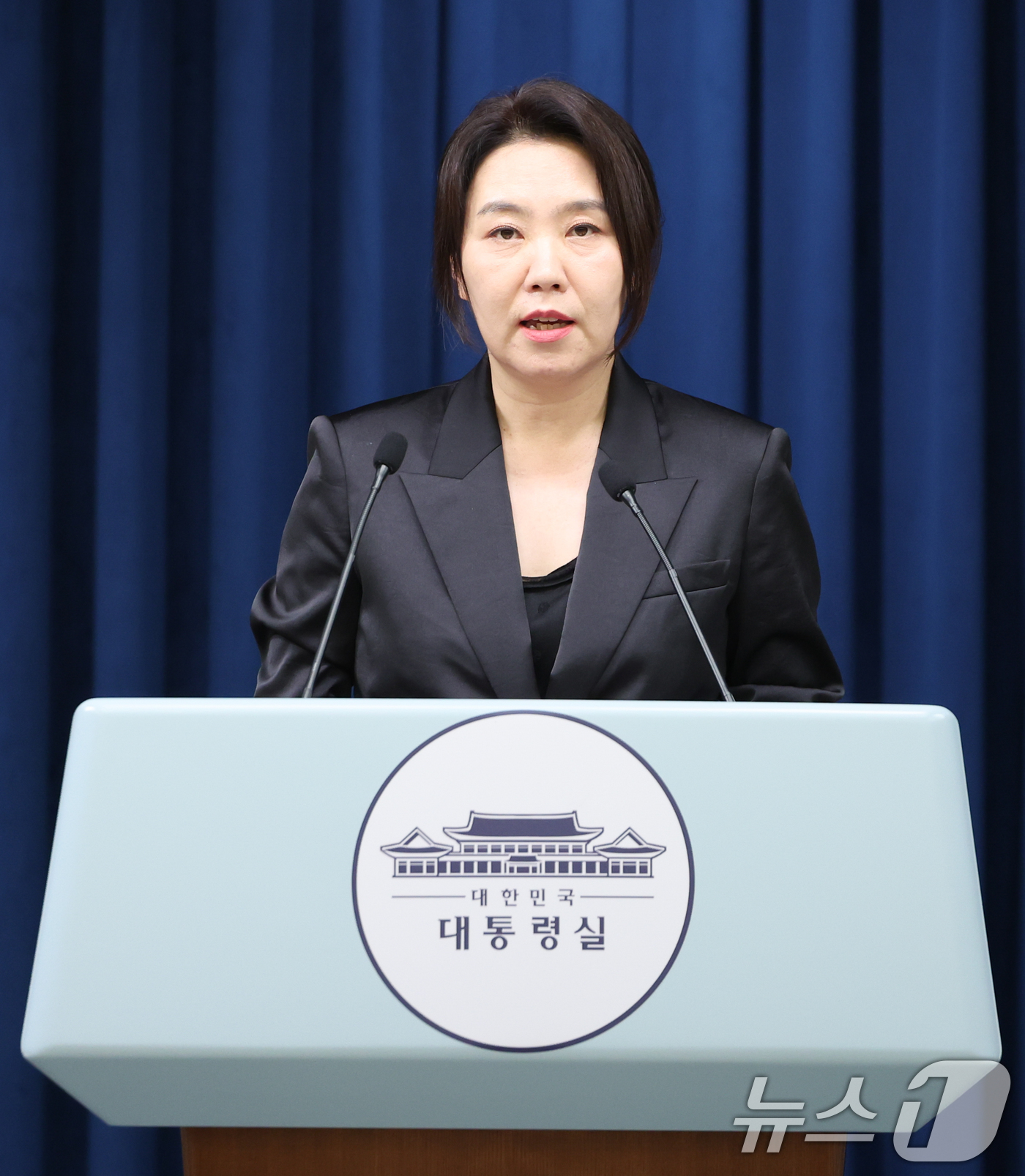 (서울=뉴스1) 허경 기자 = 강유정 대통령실 대변인이 30일 서울 용산 대통령실 청사에서 스가 전 일본 총리 접견 관련 브리핑을 하고 있다. 2025.7.30/뉴스1