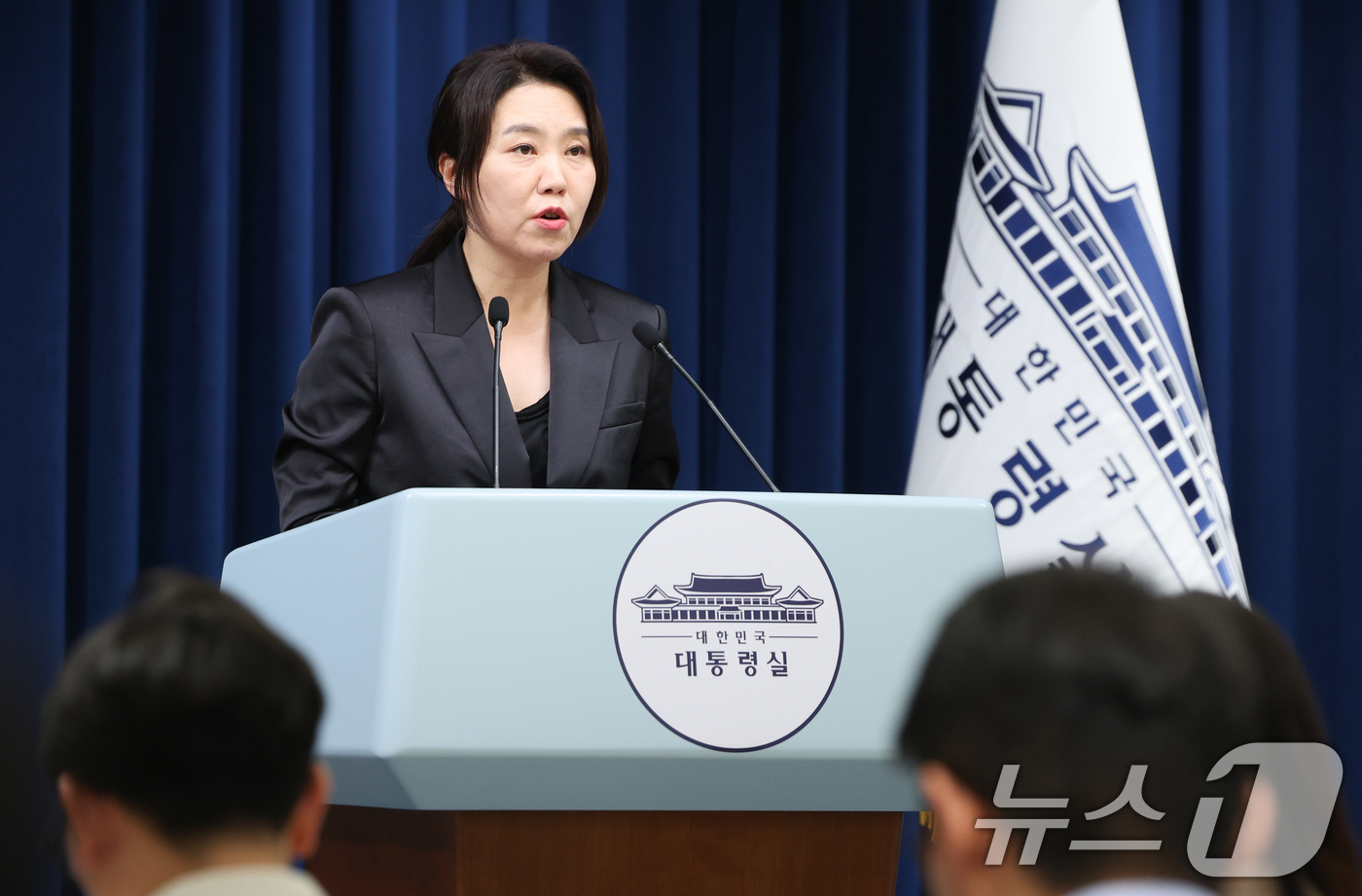 (서울=뉴스1) 허경 기자 = 강유정 대통령실 대변인이 30일 서울 용산 대통령실 청사에서 스가 전 일본 총리 접견 관련 브리핑을 하고 있다. 2025.7.30/뉴스1