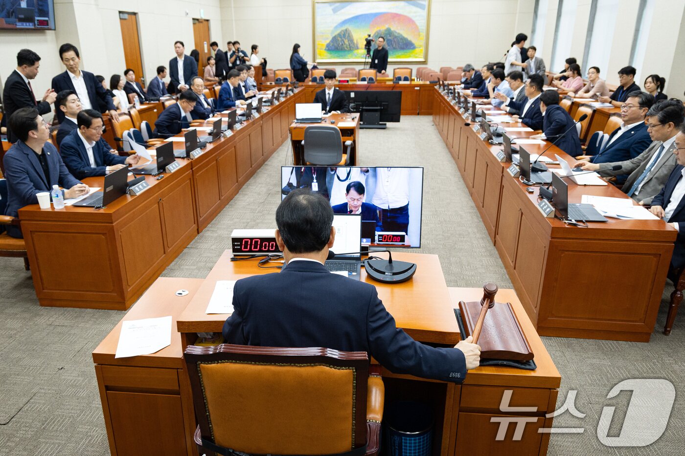 본문 이미지 - 윤한홍 국회 정무위원장이 30일 서울 여의도 국회에서 열린 제427회 국회&#40;임시회&#41; 제2차 전체회의에서 의사봉을 두드리고 있다. 2025.7.30/뉴스1 ⓒ News1 유승관 기자