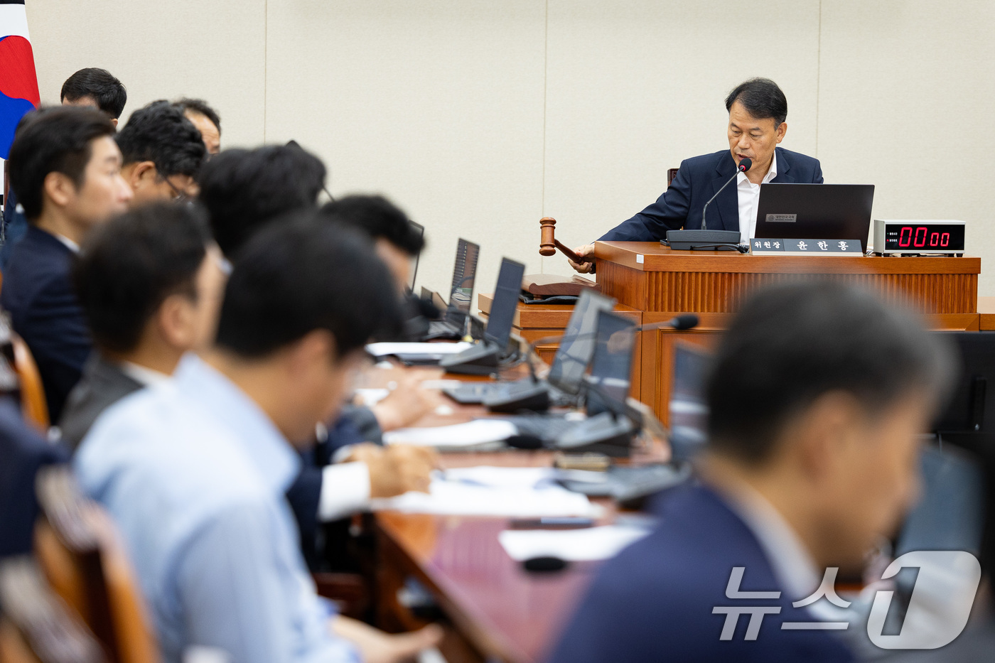 (서울=뉴스1) 유승관 기자 = 윤한홍 국회 정무위원장이 30일 서울 여의도 국회에서 열린 제427회 국회(임시회) 제2차 전체회의에서 의사봉을 두드리고 있다. 2025.7.30/ …