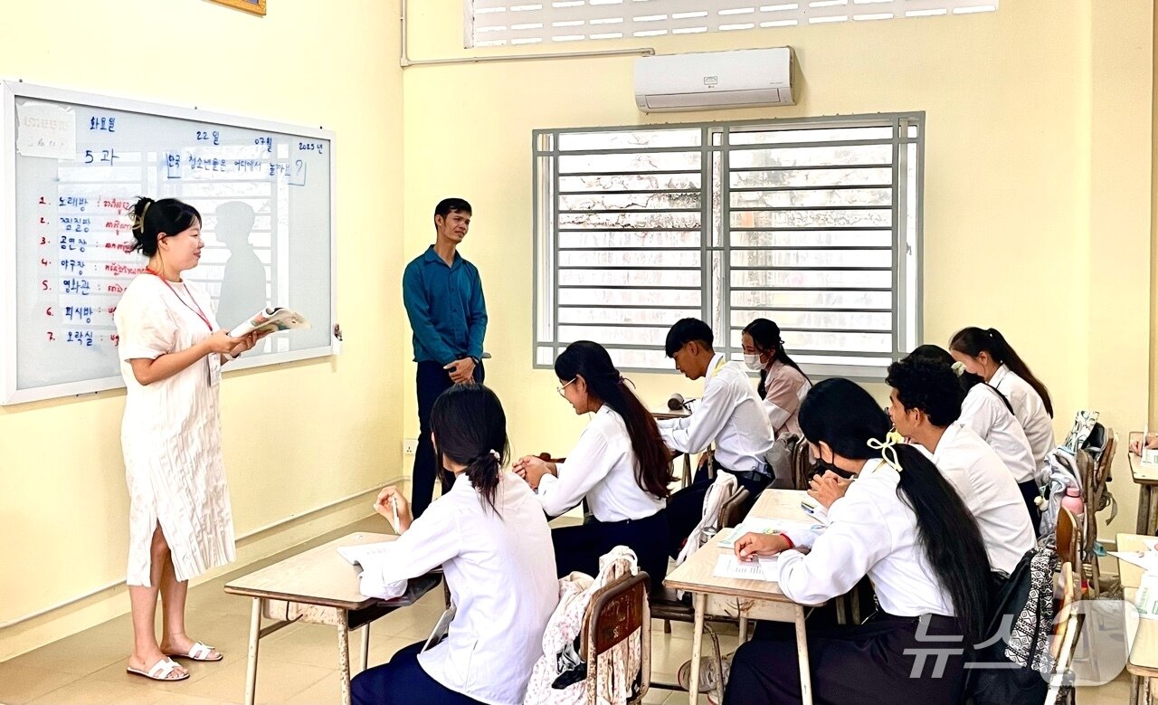 본문 이미지 - 캄보디아의 한국어 채택 고등학교에서 한국인 교사와 현지 교사가 공동수업을 진행하고 있다.(전남도교육청 제공, 재판매 및 DB 금지)/뉴스1 