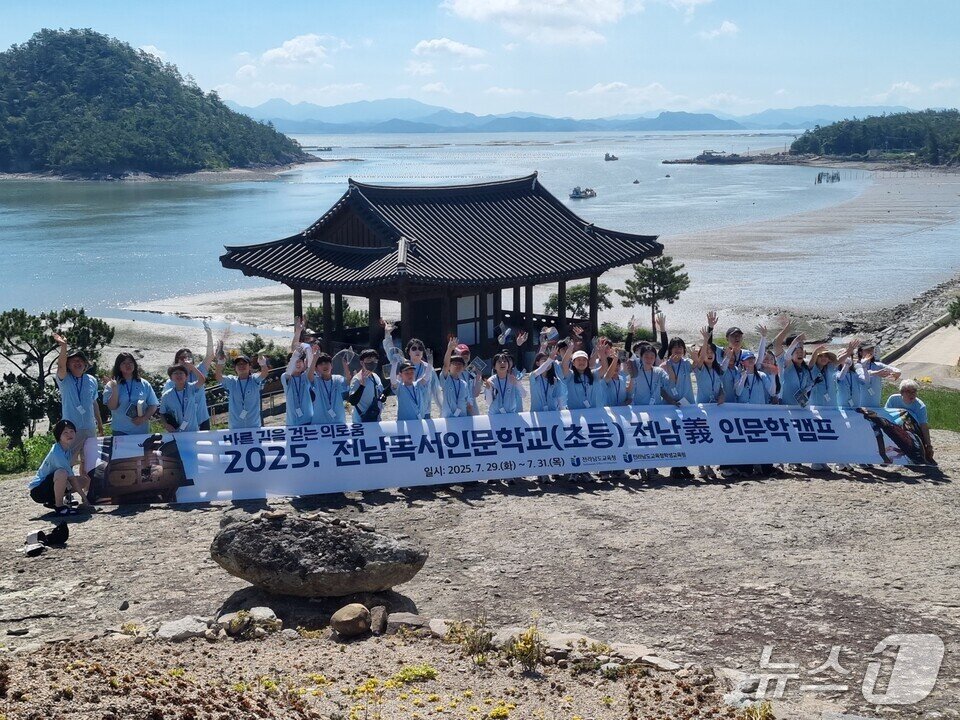 본문 이미지 - 벽파진대첩비가 있는 벽파정 앞에서 학생들이 기념사진을 찍고 있다. (전남도교육청 제공, 재판매 및 DB 금지)/뉴스1    