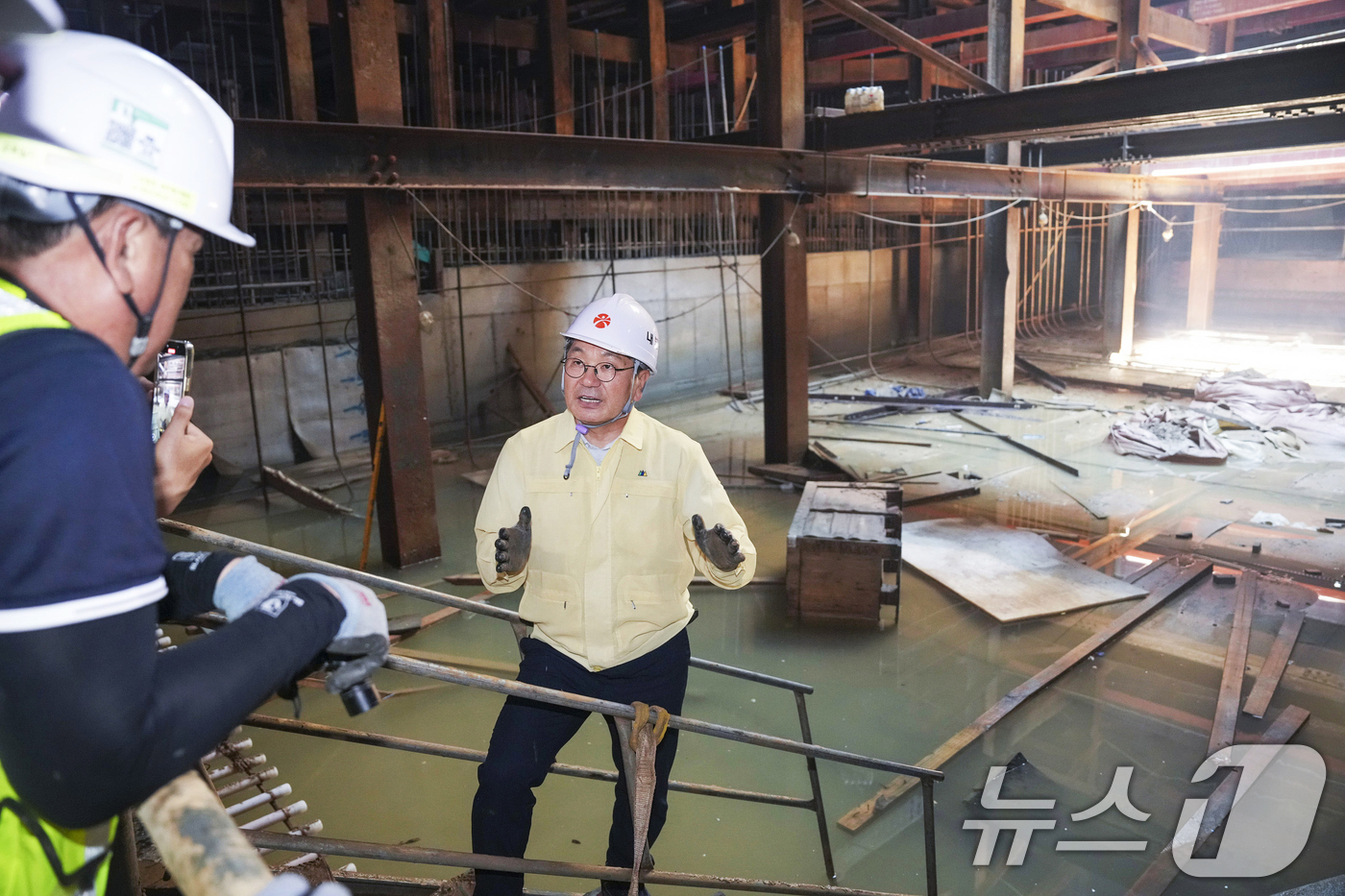 (광주=뉴스1) 박준배 기자 = 강기정 광주시장이 30일 남구청 앞 도시철도 2호선 1단계 4공구 건설 현장을 방문해 호우 피해 복구 등 공사 진행 상황을 점검하고 있다.(광주시 …