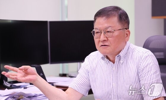 본문 이미지 - 박영민 국가신약개발사업단&#40;KDDF&#41; 단장이 28일 서울 마포구 사무실에서 새 치료접근법&#40;신규 모달리티&#41;의 중요성 등에 대해 설명하고 있다. 2025.7.28/뉴스1 김명섭 기자