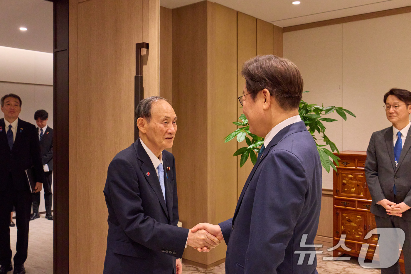 (서울=뉴스1) 이재명 기자 = 이재명 대통령이 30일 서울 용산 대통령실 청사에서 일한의원연맹 회장인 스가 요시히데 전 일본 총리를 접견하며 악수하고 있다. (대통령실 제공. 재 …