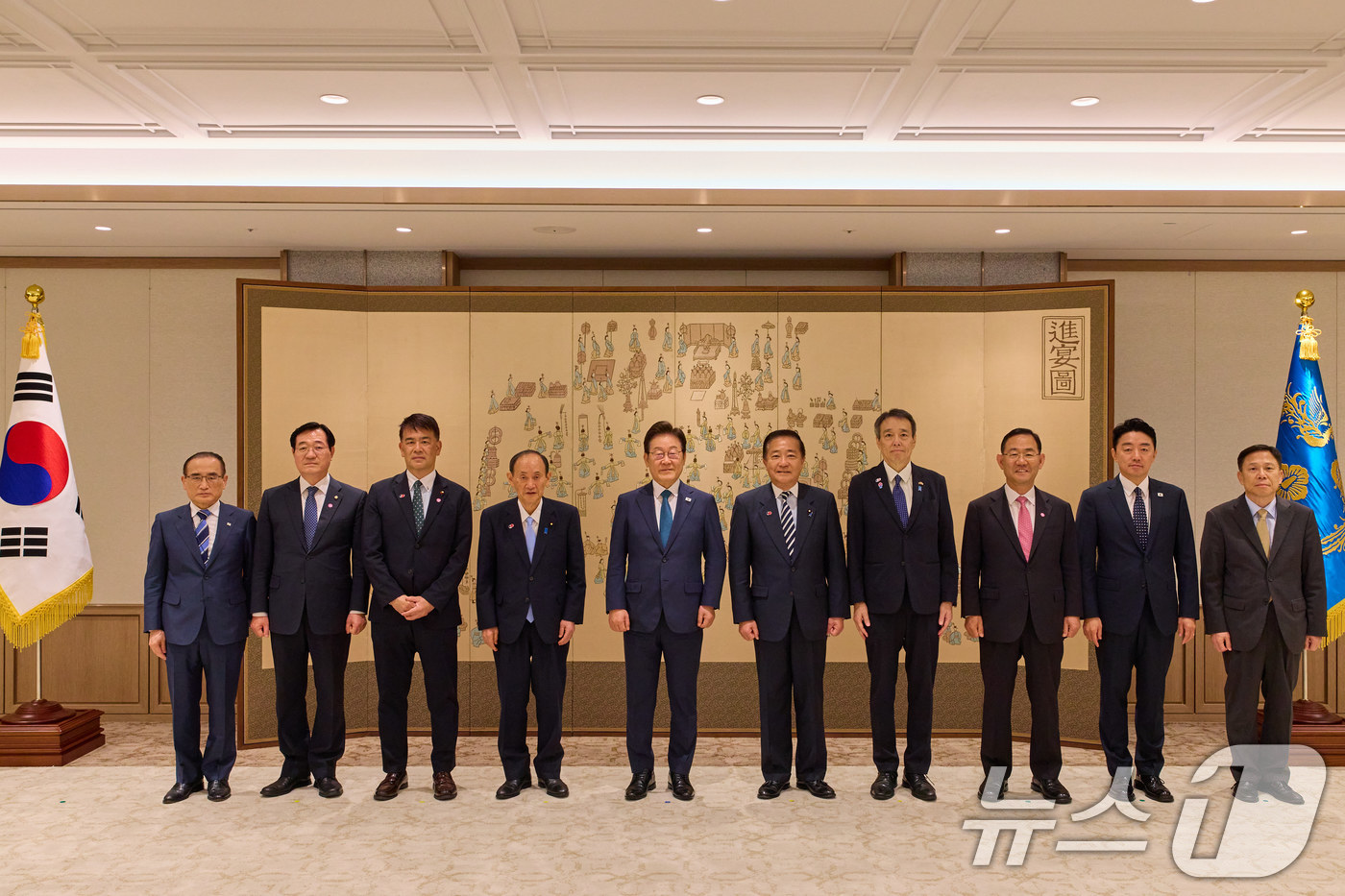 (서울=뉴스1) 이재명 기자 = 이재명 대통령이 30일 서울 용산 대통령실 청사에서 일한의원연맹 회장인 스가 요시히데 전 일본 총리를 비롯한 참석자들과 기념촬영을 하고 있다. (대 …