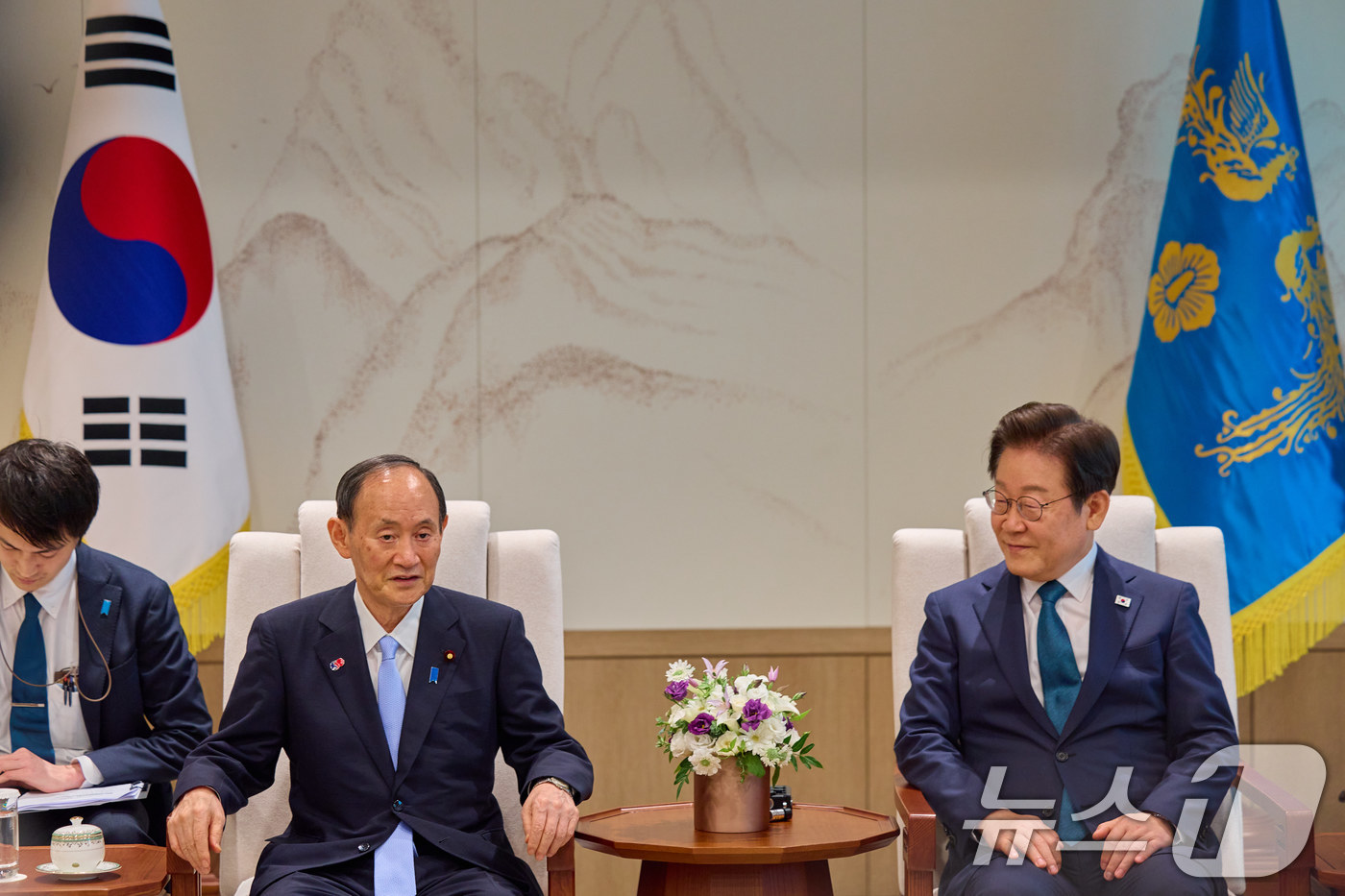 (서울=뉴스1) 이재명 기자 = 이재명 대통령이 30일 서울 용산 대통령실 청사에서 일한의원연맹 회장인 스가 요시히데 전 일본 총리를 접견하고 있다. (대통령실 제공. 재판매 및 …