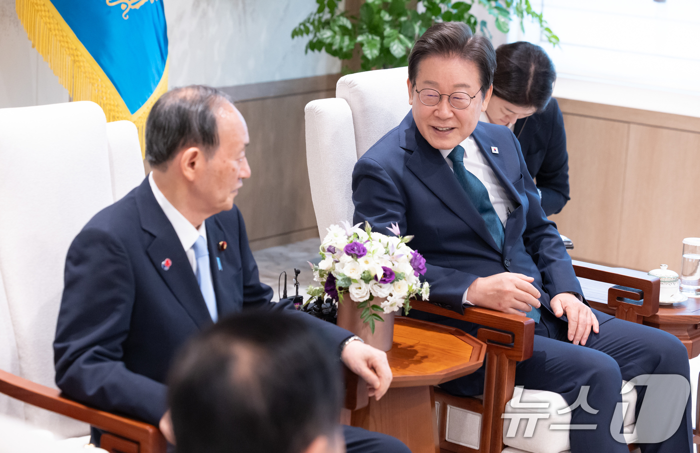 (서울=뉴스1) 이재명 기자 = 이재명 대통령이 30일 서울 용산 대통령실 청사에서 일한의원연맹 회장인 스가 요시히데 전 일본 총리를 접견하고 있다. (대통령실 제공. 재판매 및 …