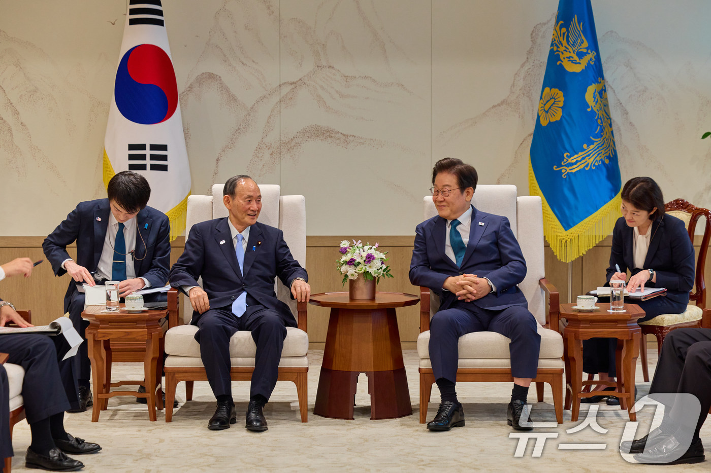 (서울=뉴스1) 이재명 기자 = 이재명 대통령이 30일 서울 용산 대통령실 청사에서 일한의원연맹 회장인 스가 요시히데 전 일본 총리를 접견하고 있다. (대통령실 제공. 재판매 및 …