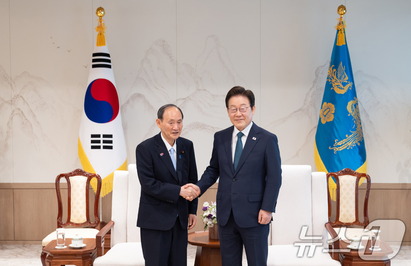 (서울=뉴스1) 이재명 기자 = 이재명 대통령이 30일 서울 용산 대통령실 청사에서 일한의원연맹 회장인 스가 요시히데 전 일본 총리를 접견하며 기념촬영을 하고 있다. (대통령실 제 …