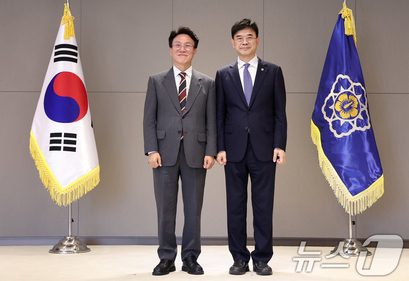 (세종=뉴스1) 김성진 기자 = 김민석 국무총리가 30일 정부세종청사에서 열린 차관급 임명장 수여식에서 이상경 국토교통부 1차관에게 임명장을 수여한 뒤 기념촬영을 하고 있다. 20 …