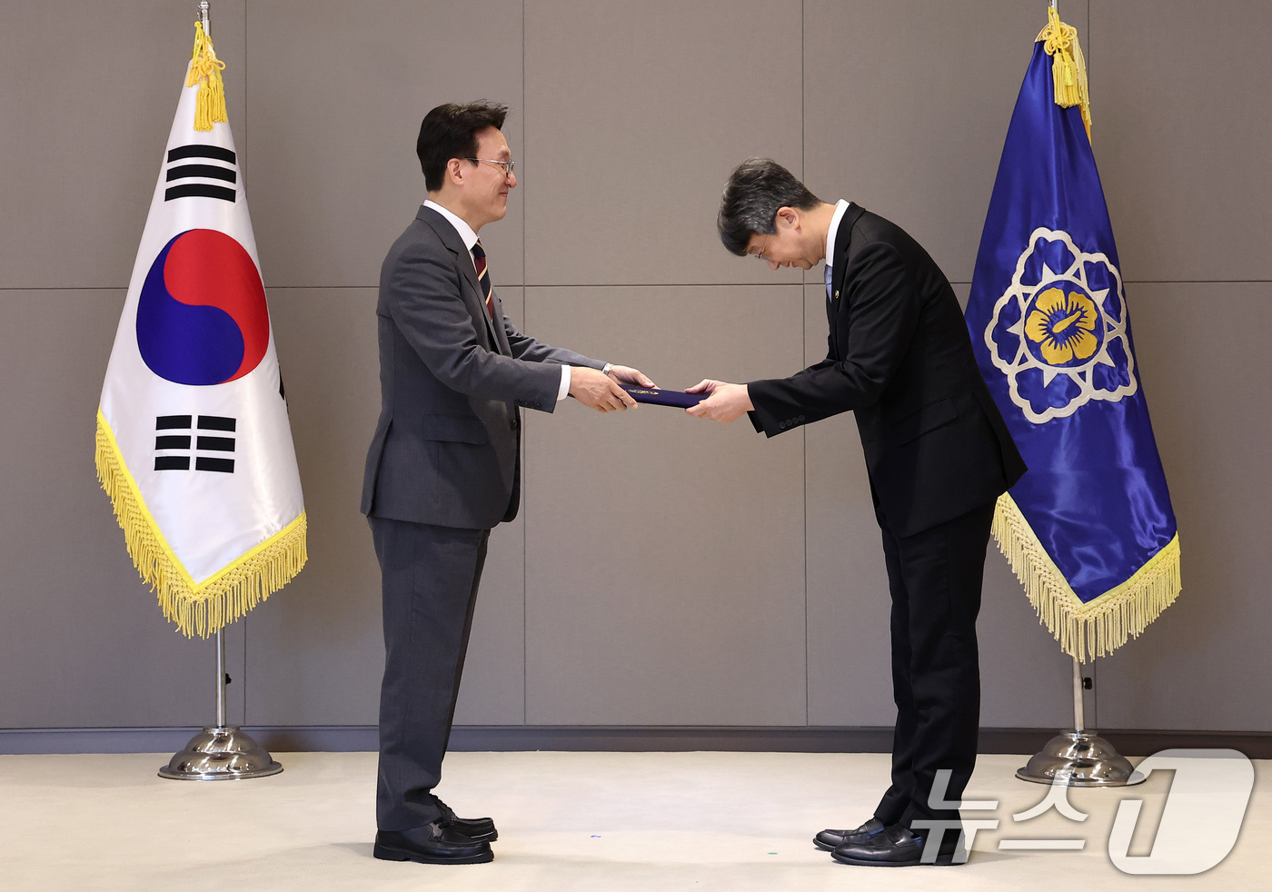 (세종=뉴스1) 김성진 기자 = 김민석 국무총리가 30일 정부세종청사에서 열린 차관급 임명장 수여식에서 임승관 질병관리청장에게 임명장을 수여하고 있다. 2025.7.30/뉴스1