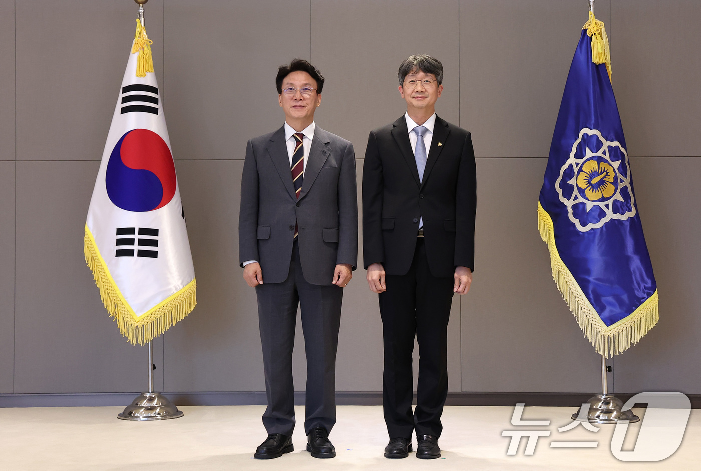 (세종=뉴스1) 김성진 기자 = 김민석 국무총리가 30일 정부세종청사에서 열린 차관급 임명장 수여식에서 임승관 질병관리청장에게 임명장을 수여한 뒤 기념촬영을 하고 있다. 2025. …